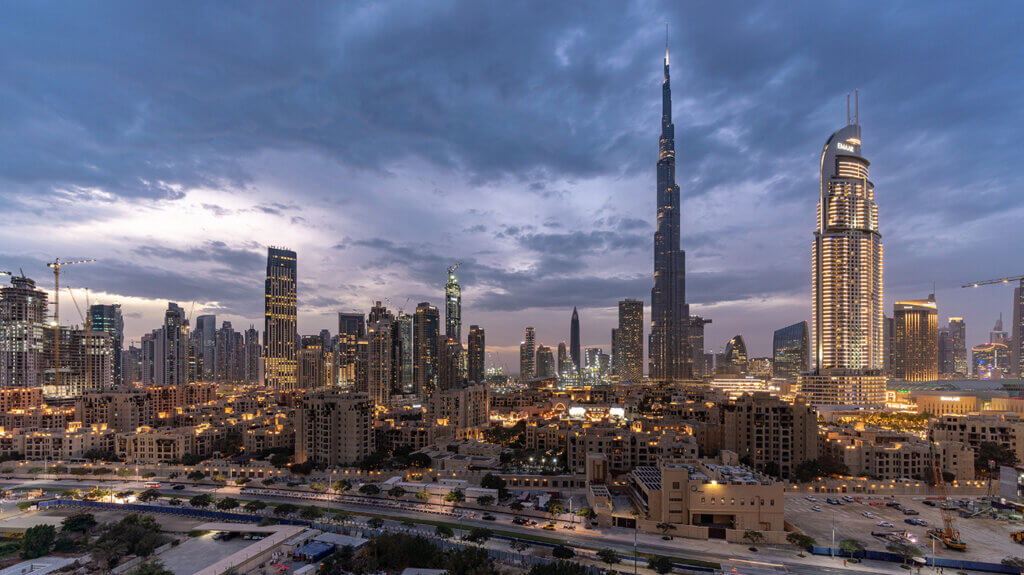 Skyline von Dubai mit Burj Khalifa bei Abenddämmerung als Symbol für internationalen Wirtschaftsstandort Skyline von Dubai mit Burj Khalifa bei Abenddämmerung als Symbol für internationalen Wirtschaftsstandort