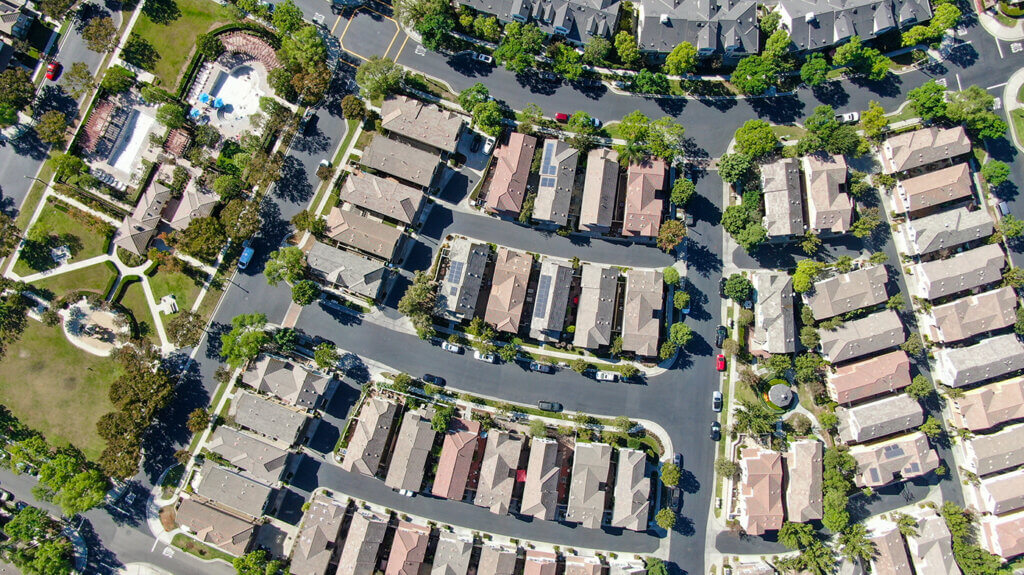 Luftaufnahme einer Wohnsiedlung in den USA als Symbol für Immobilienverkauf und Investitionen für ausländische Eigentümer