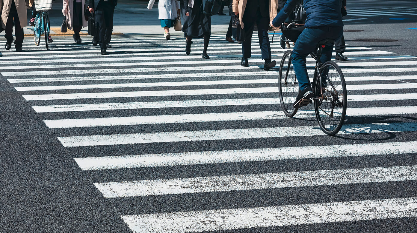 Crosswalk with cyclists – accident with pedestrians and bicycles and damages in the USA