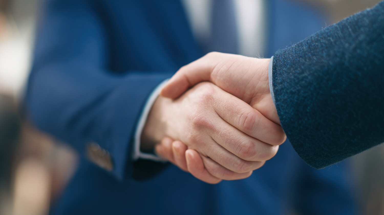 Handschlag zwischen Geschäftspartnern – internationale Nachlassplanung mit US-Trust