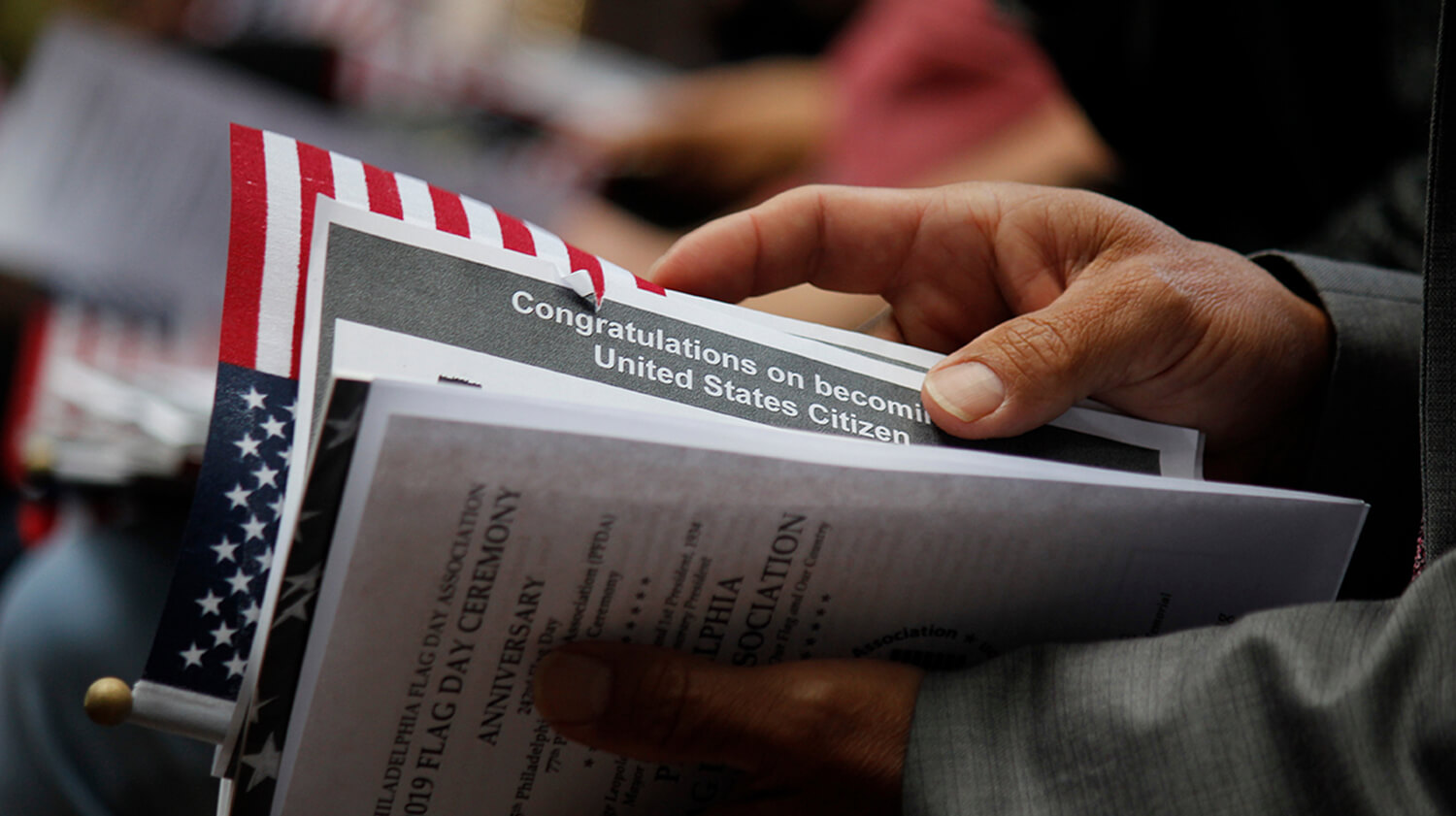 Unterlagen zur US-Einbürgerung in der Hand – Verfahren zur Erlangung der amerikanischen Staatsbürgerschaft