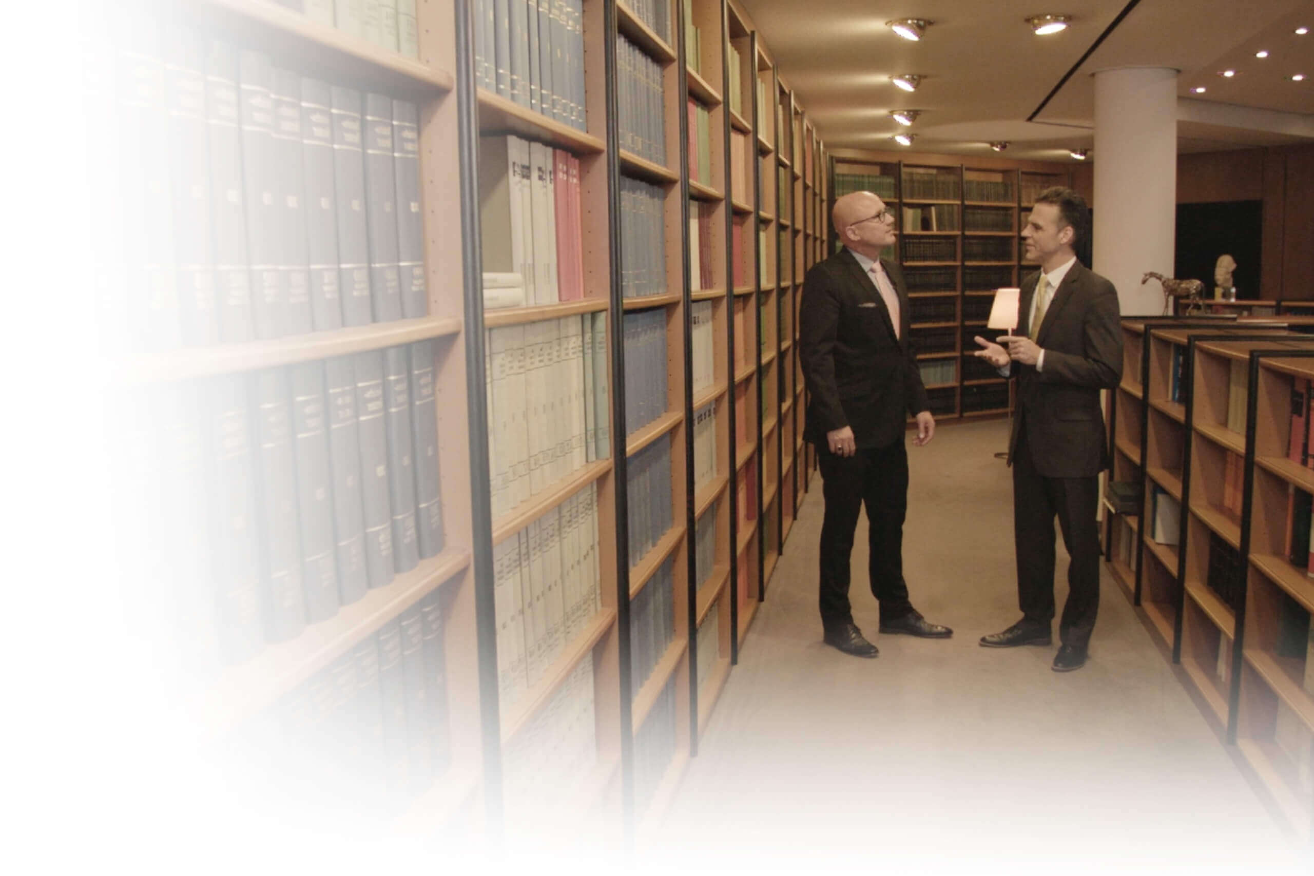 Carl Christian Thier und John Urban, Gründer von Urban Thier & Federer, im Gespräch in Kanzlei-Bibliothek